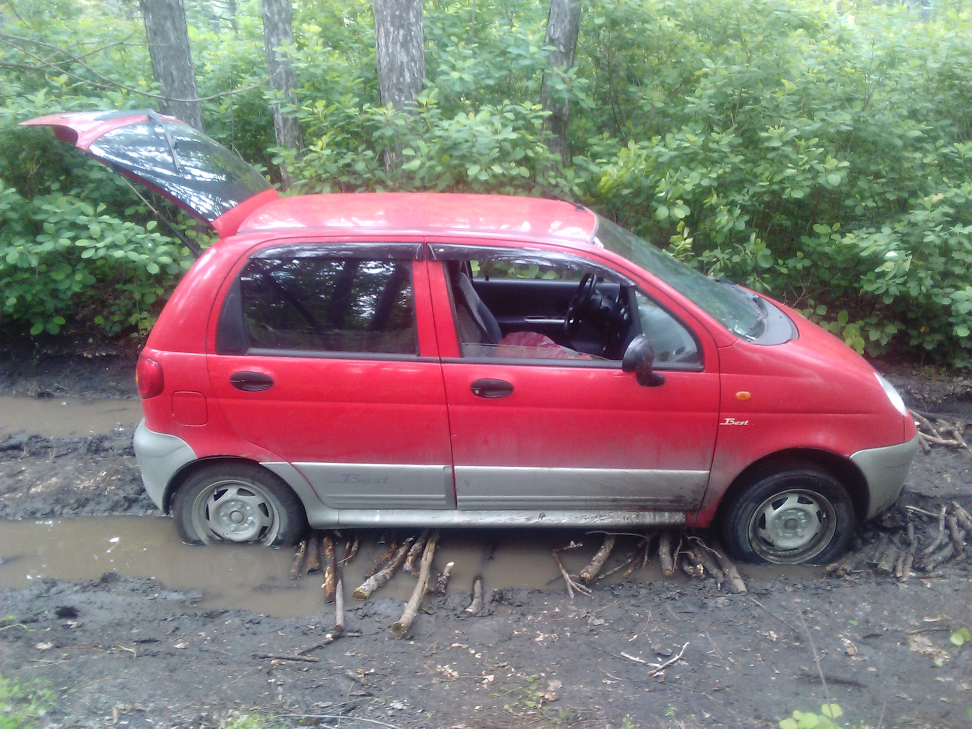 Один из способов выехать из ямки зимой — Daewoo Matiz (M100, M150), 1 л,  2007 года | наблюдение | DRIVE2