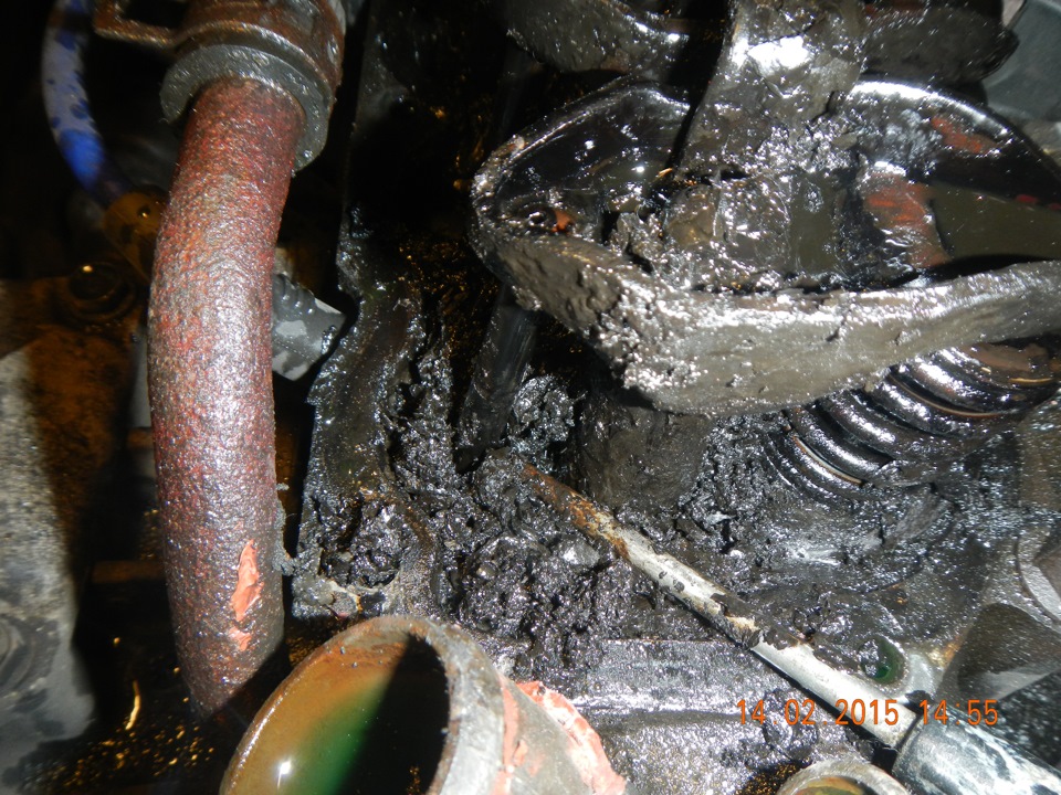 Выгорает масло в двигателе. Бензин с маслом. Отложения в двигателе от масла. Масло моторное в жести. Нагар в двигателе.