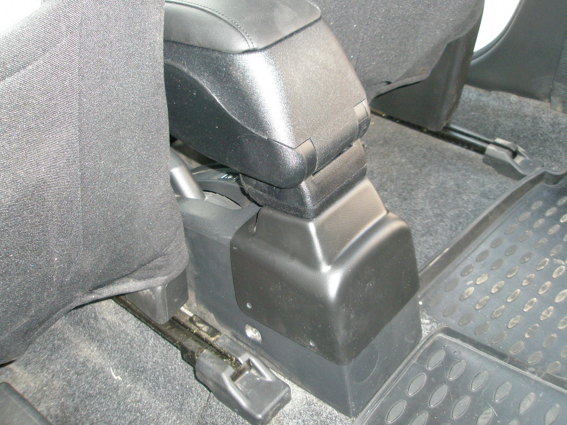 Подлокотник nissan note e power. Подлокотник nissan note. Сиденья ниссан ноут е11. Подлокотник ниссан ноут е11. Ниссан тиида 2008 подлокотник.