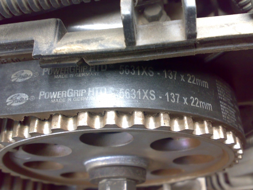 Gates ремень грм ваз 2170. Ремень грм приора 16 кл. Метки грм лада приора 16 клапанов. Выставить метки грм приора 16. Сколько зубьев на ремне грм приора.