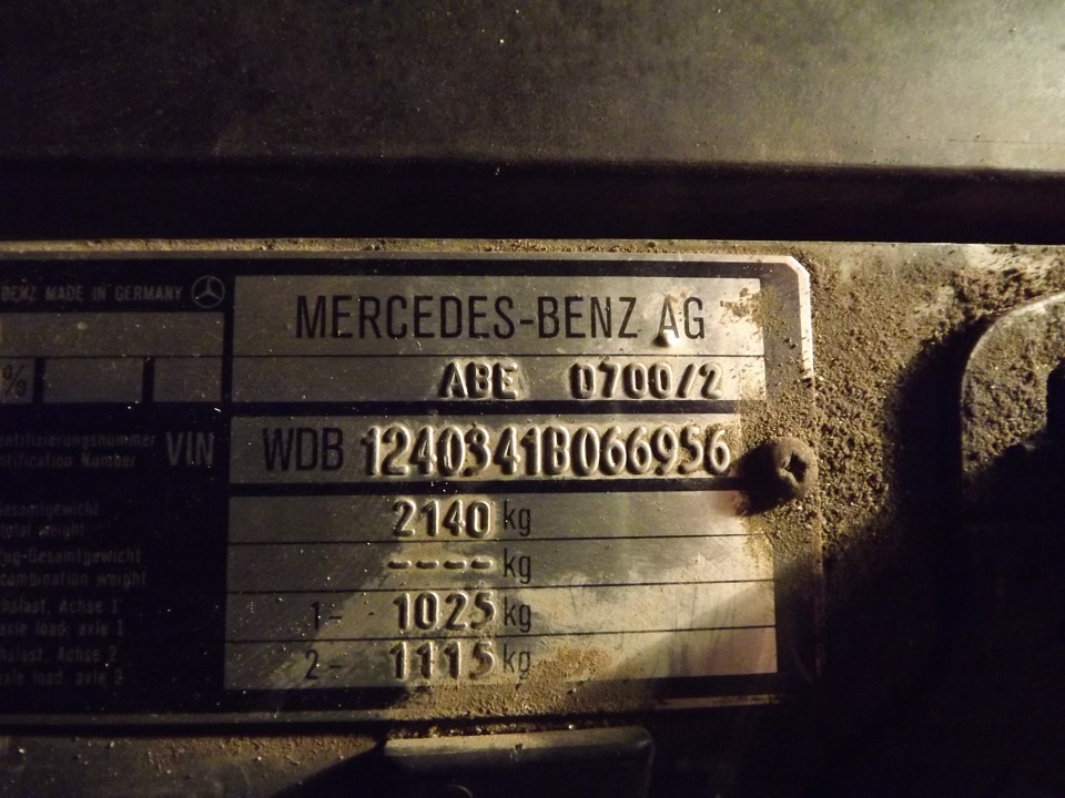 Коды mercedes benz. VIN номер автомобиля Мерседес 124. Вин табличка Mercedes 124. Вин номер Мерседес 814. Mercedes Benz 124 вин номер.
