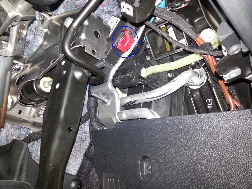 Нужный нам красный разъем гейтвея — Volkswagen Jetta VI