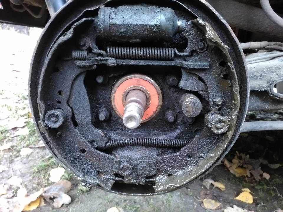 Линки вырывает Не ломает. И замена колодок Nissan R'nessa, 2,4 л, 1997 года п