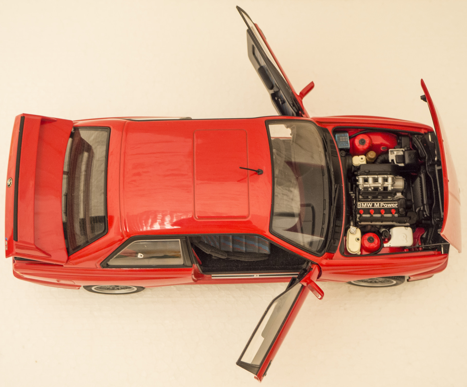 Red evolution rv. BMW m3 e30 AUTOART. AUTOART 1/18 BMW.