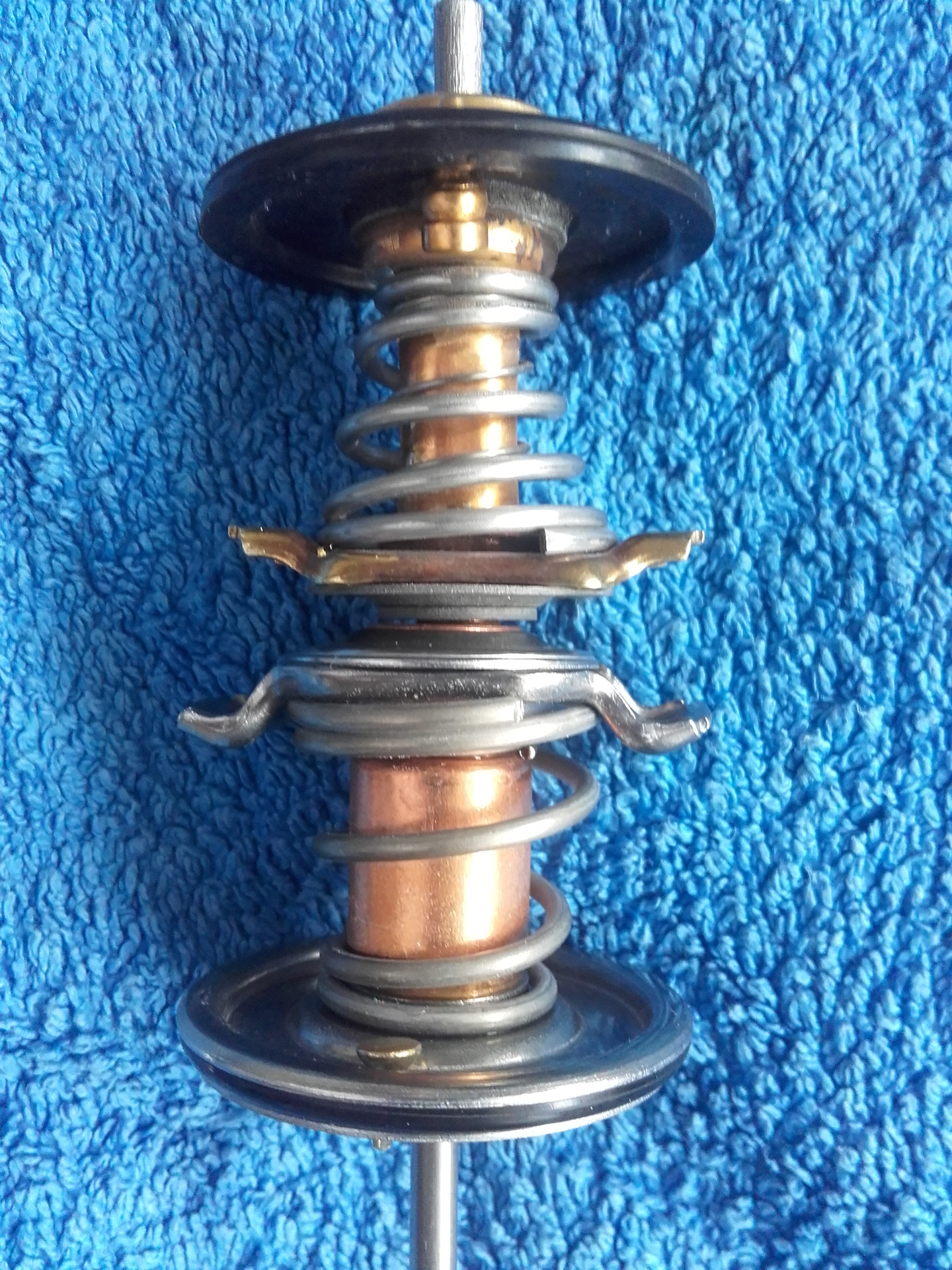 термостат ваз 2170 термоэлемент польша. клапан термостата калина 2. термоэлемент термостата ваз 2110. термостат вставка ваз 2112. элемент термостата 414.