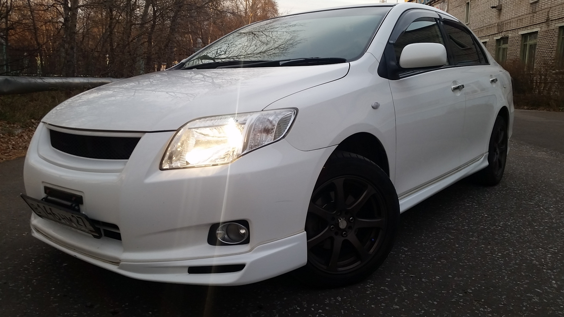 Toyota Corolla Axio e140. Тойота Аксио 2008. Спойлер на Аксио. Кит обвеса на Corolla Axio.