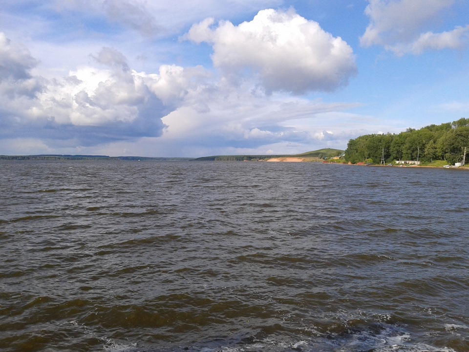 Бела киров. Белая Холуница водохранилище. Белая Холуница озеро. Водохранилище белая Холуница набережная. Белая Холуница Киров.