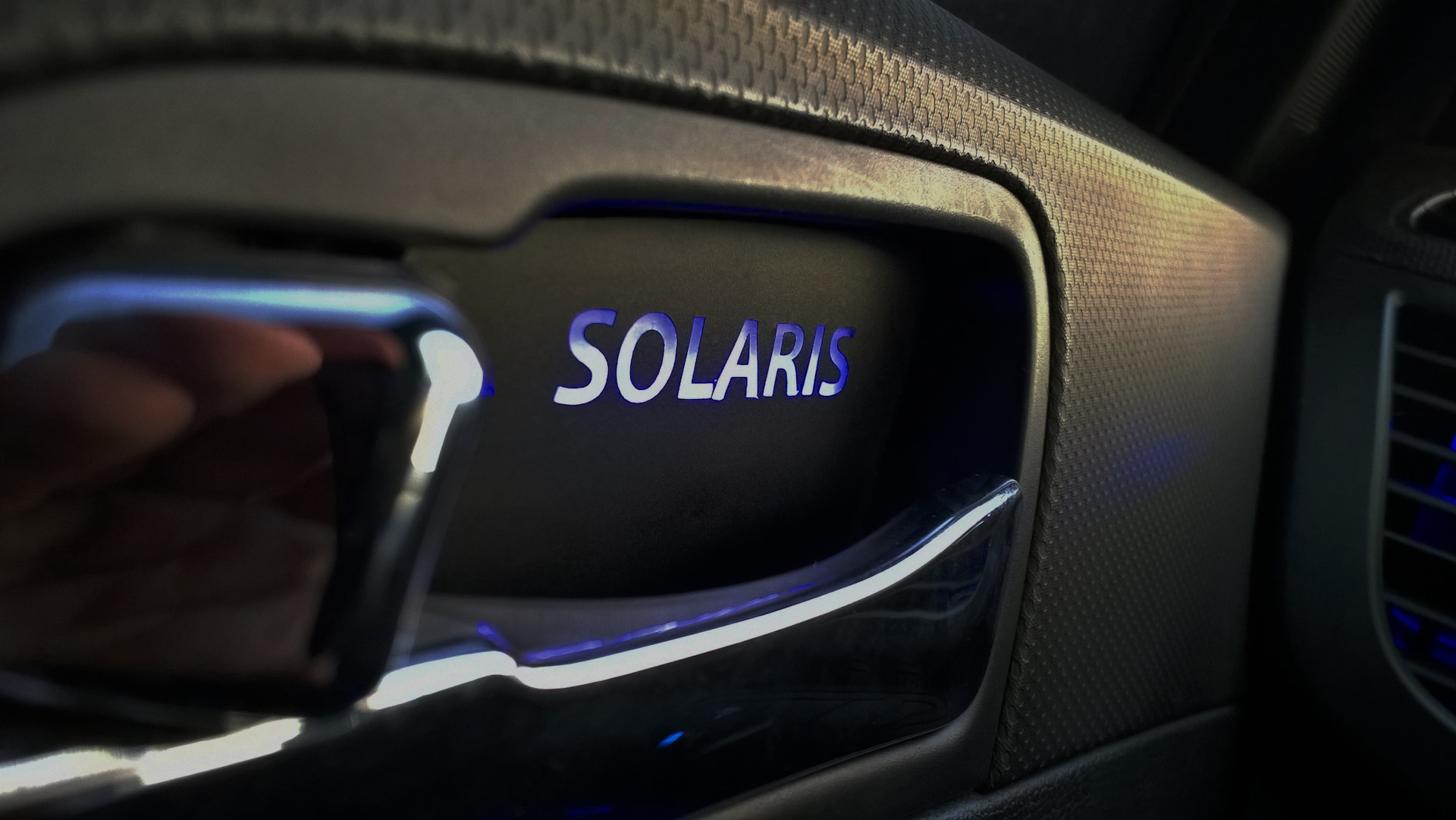 Дверная ручка хендай солярис. Подсветка ручек Hyundai Solaris. Подсветка дверных ручек автомобиля Hyundai Solaris. Подсветка ручек Хендай Солярис 2012. Подсветка ручек дверей Хендай Солярис 2011.