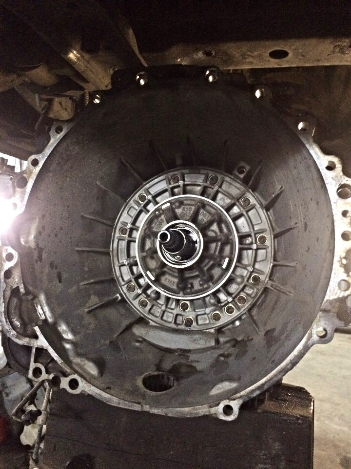 Болт крепления гидротрансформатора мицубиси. Болт крепления гидротрансформатора к маховику вольво s70. Крепления гидротрансформатора к маховику. Болт крепления гидротрансформатора солярис. Гидротрансформатор прикрученный к маховику.