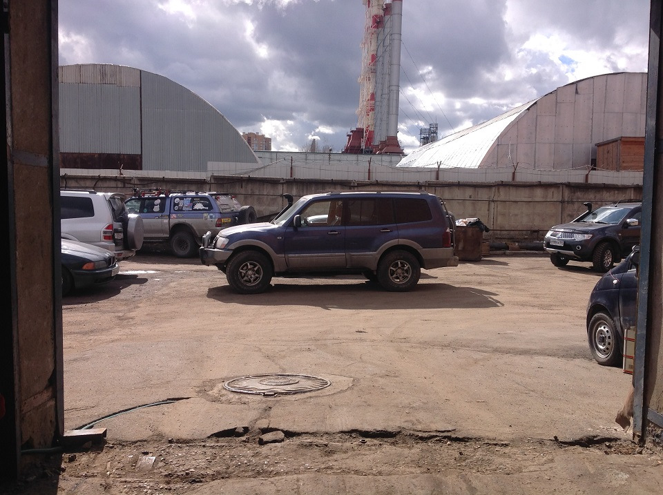 Такой машина приехала. Первый ремонт в клубном сервисе. — Mitsubishi Pajero (3G)