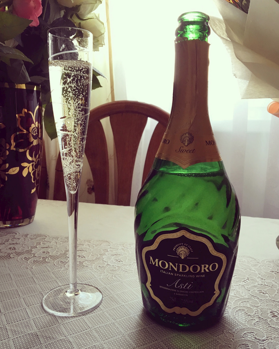 Бутылка шампанского мондоро. Мондоро фрукт. Мондоро с бокалами. Игристое Mondoro. Мондоро на столе.