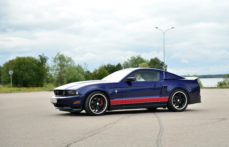 Ford Mustang 65 stance