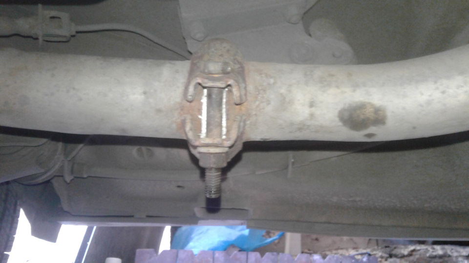 Соединение резонатора и глушителя — Lada 2115, 1,6 л, 2012 года ...