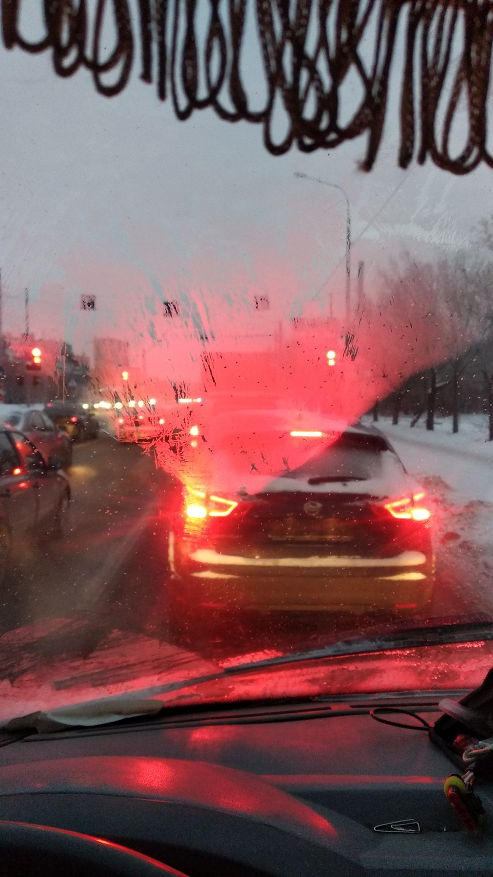 Плохой обдув лобового стекла дует вроде одинаково с обеих сторон а ...