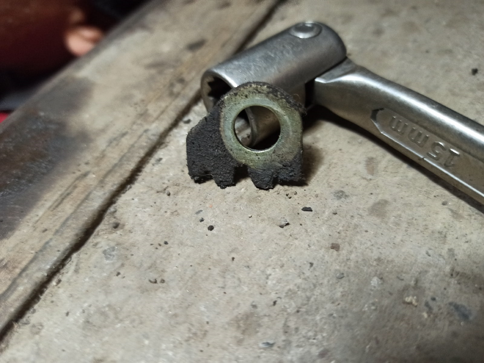 Как открутить ось альфы если там стопор. Стопор замка двери ваз 2107. Пружинные фиксаторы тормозных колодок ваз 2107. Как снять стопорное кольцо. Как открутить стопор.