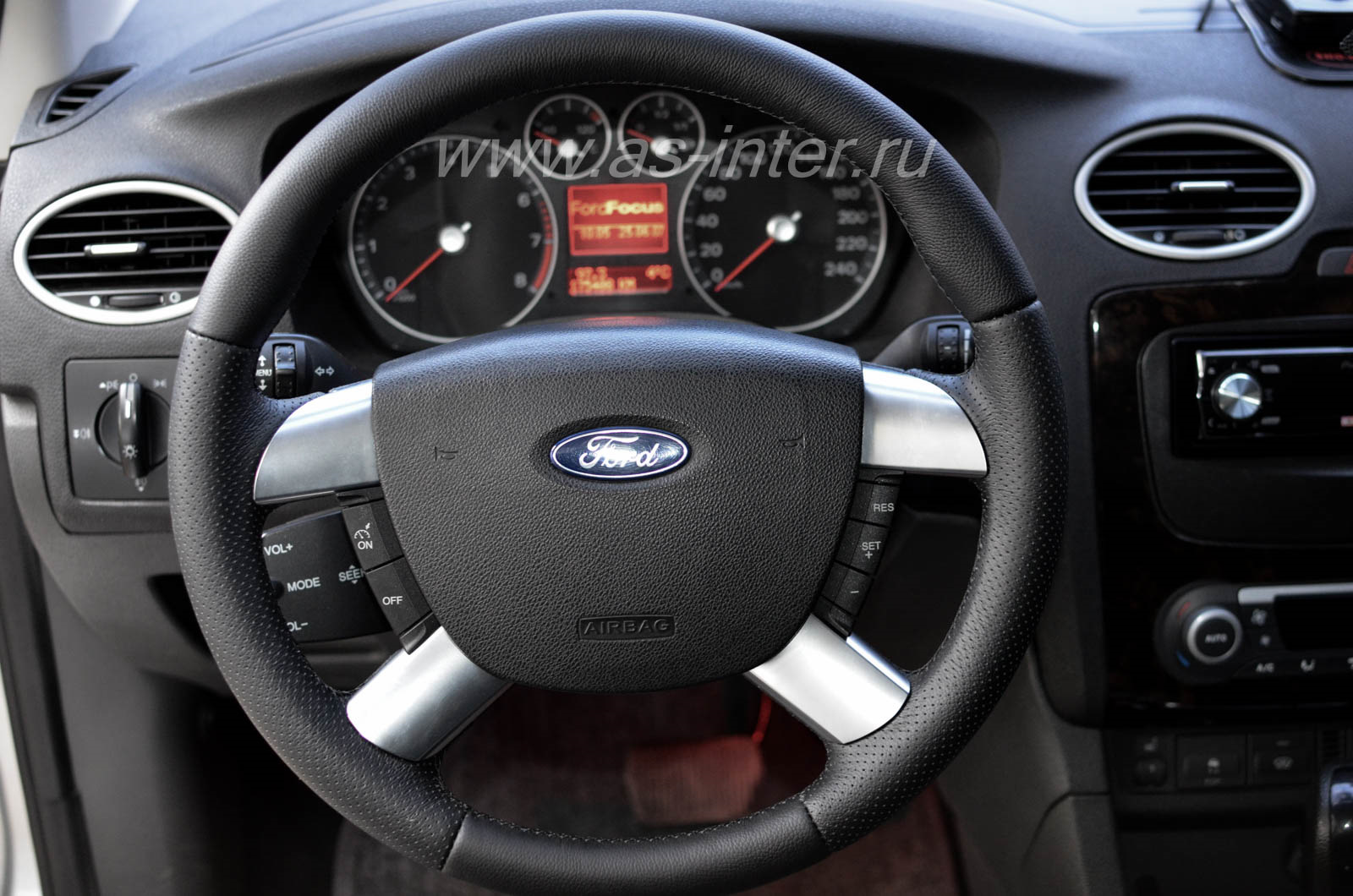 Кожаная оплётка на руль включая спицы для Ford Focus II (2005-2011).