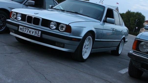 Е34 узкая. BMW e34 широкая морда. BMW e34 серебристо голубая. БМВ е34 узкая и широкая. Е34 серебристая широкая морда.