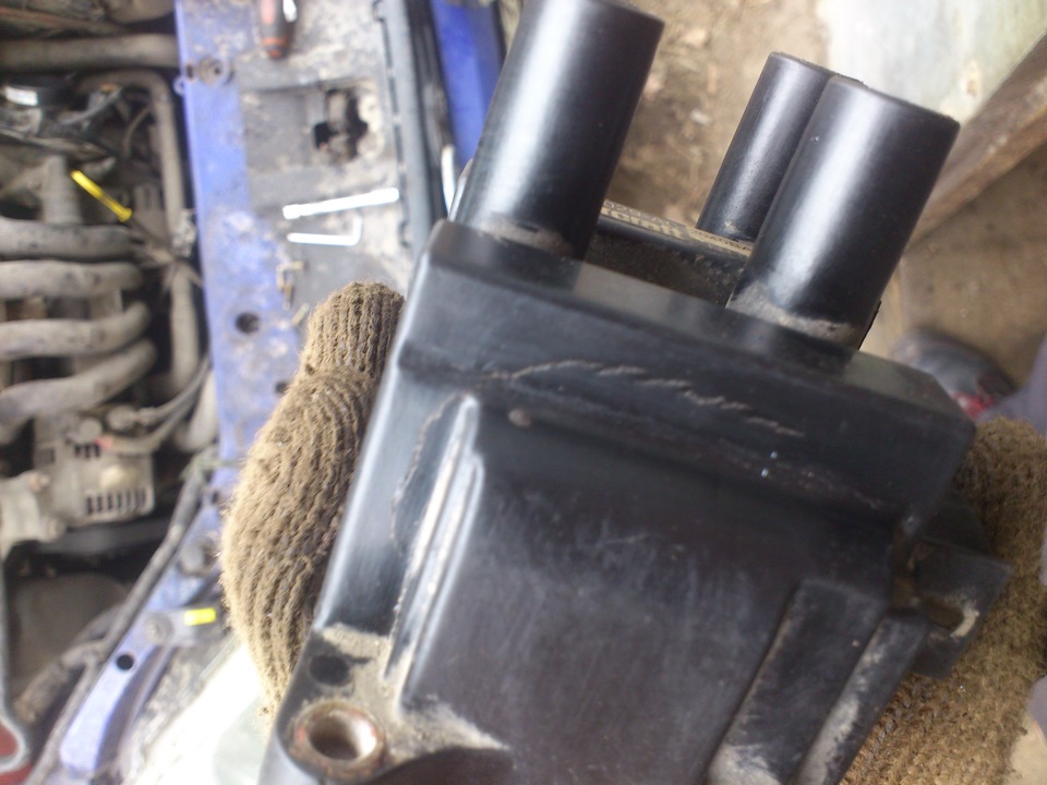 4. Land cruiser 100 трещина катушки зажигания. Катушка зажигания приора треснул изолятор. Рено логан треснула катушка зажигания. Трещины на катушке зажигания форд фокус 1.