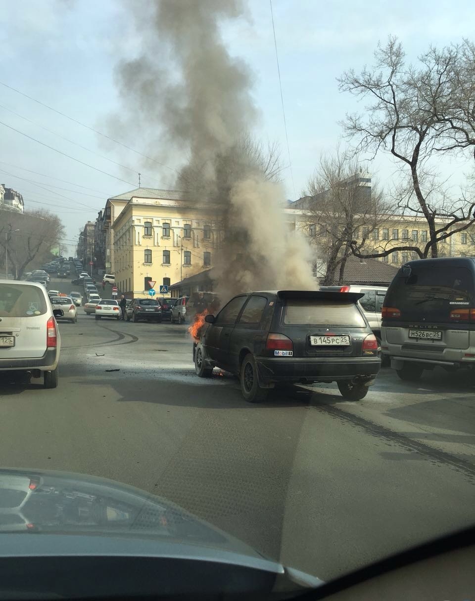 Во Владивостоке сгорела машина