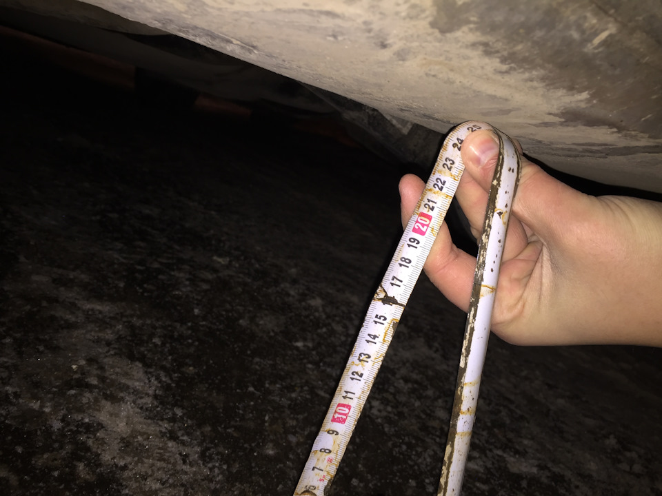 Все точки у yeti примерно одинаково от земли висят, далеко не полез, смерил по глушителю — 24 см, дальше чуть ниже возможно, но слишком холодно, да и дальше глушителя не пролезал я, это в бмв там 33 см, тут почти сразу 24, ведь срезу за бампером глушак — BMW 2 series Active Tourer (F45). Запчасти на фото: 1310264