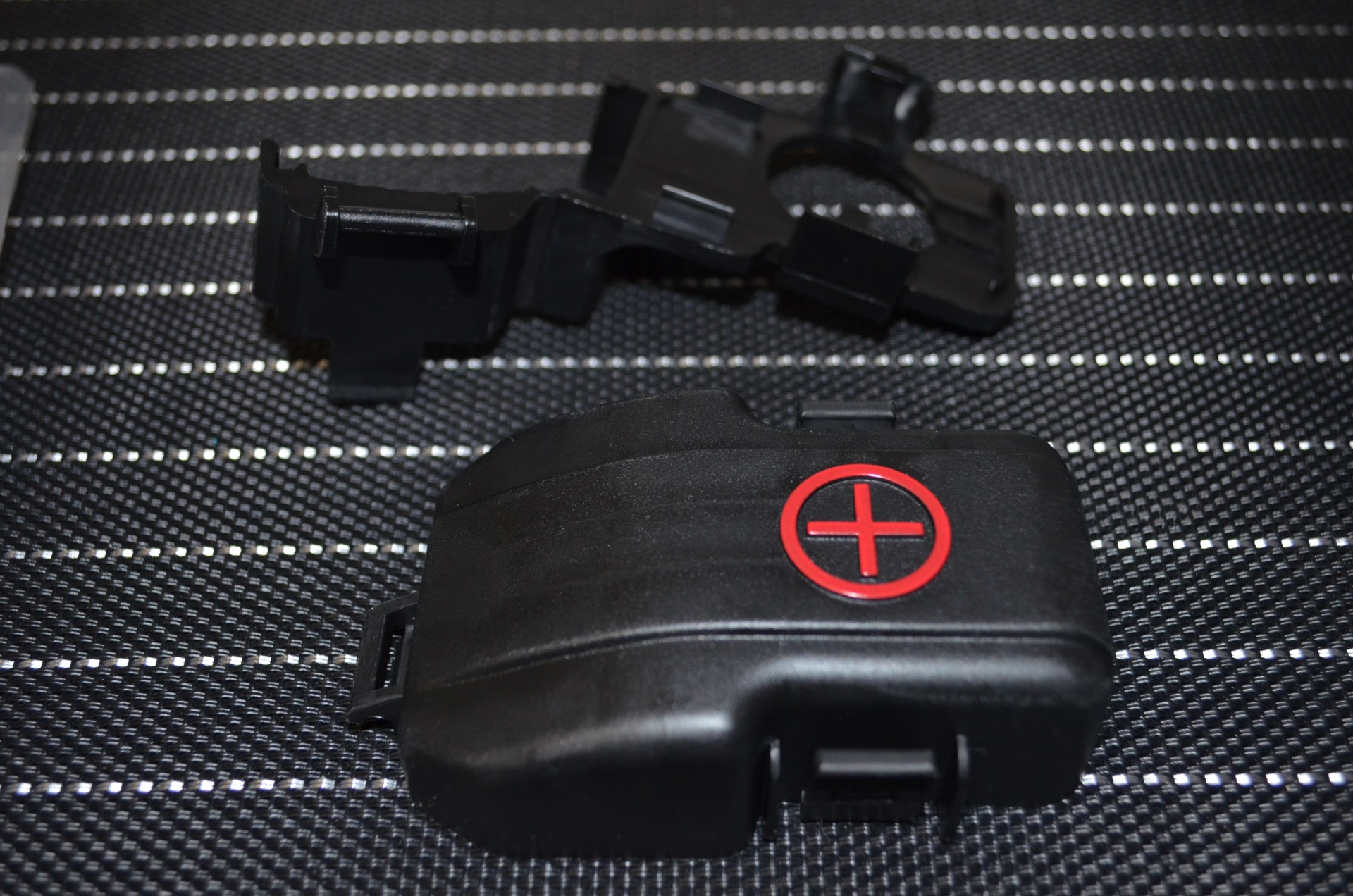 Крышка плюсовой клеммы аккумулятора 