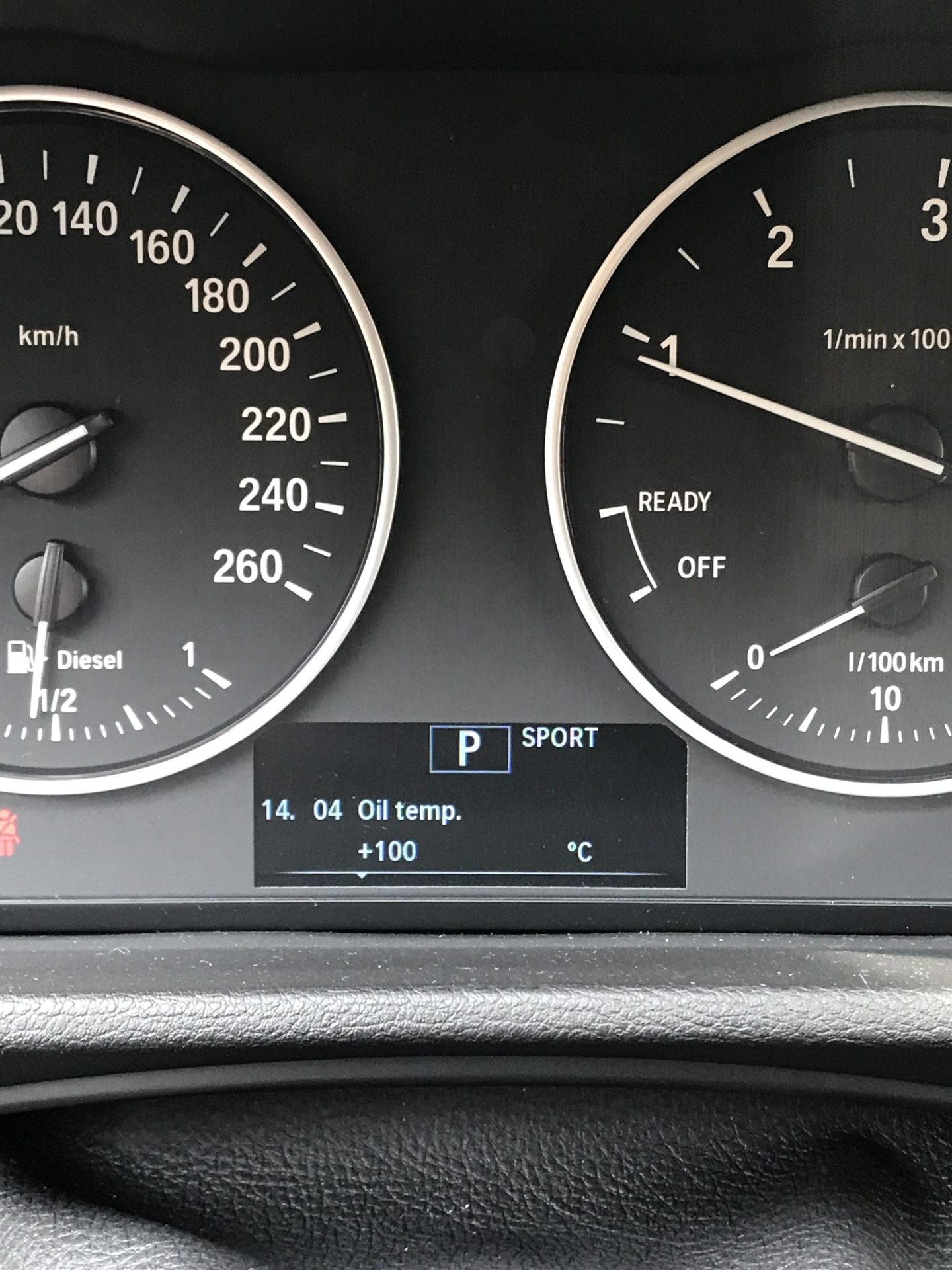 Температура масла bmw. Температура масла BMW ф10. Показатель температуры двигателя БМВ 30. BMW x1 лампочка охлаждающей жидкости. Температура охлаждающей жидкости БМВ ф10.