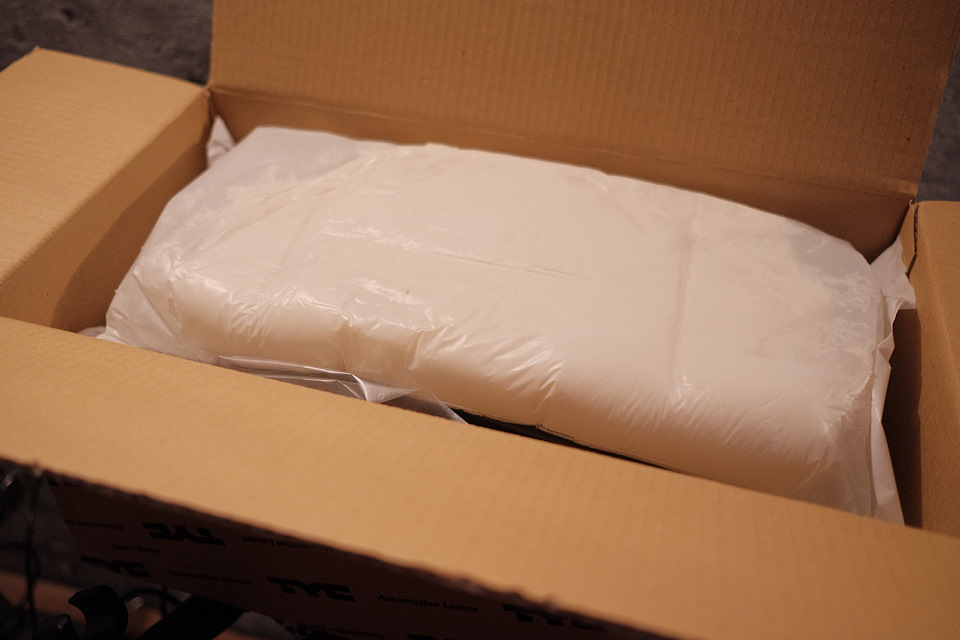 Фара окружена слоем какого-то материала. Называется Sealed air, на ощупь прикольная штуковина. — Toyota Avensis I