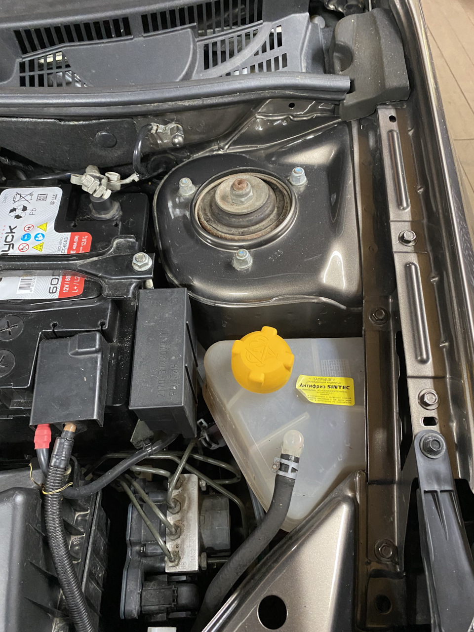 Заглушки стоек — Lada Гранта (2G) FL, 1,6 л, 2018 года | запчасти | DRIVE2