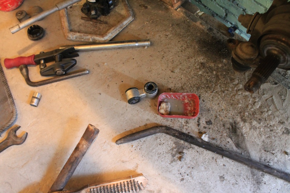 960 Как выбить болты крепления стойки