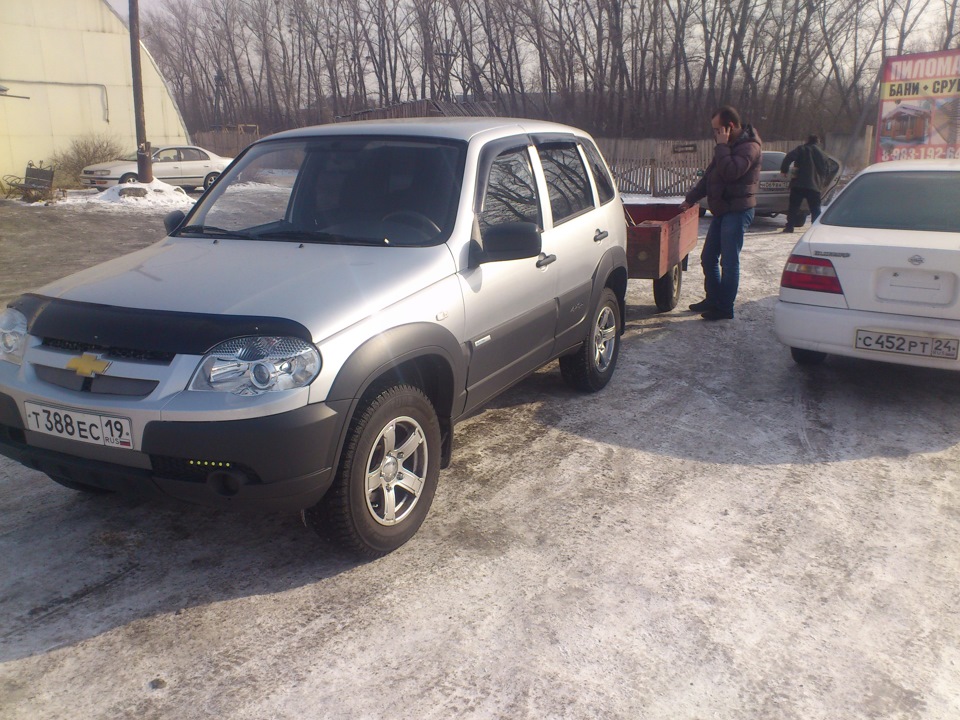 На заднем плане(гордеев олег) Благодаря ему мой мосян ездит)) Справа моя вторая машина для семьи — Москвич 2141