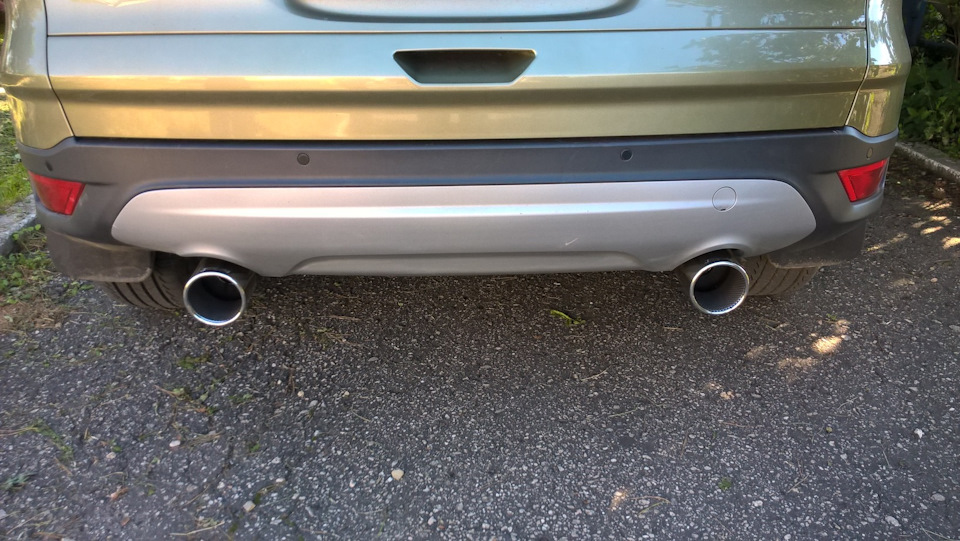 Левый показалось, чуть ниже. Пришлось поработать ломиком, точнее двумя засунув их в трубы. Греть их не за чем, трудно, но можно подогнуть чуток ломиком, что и сделал. — Ford Kuga (2G)