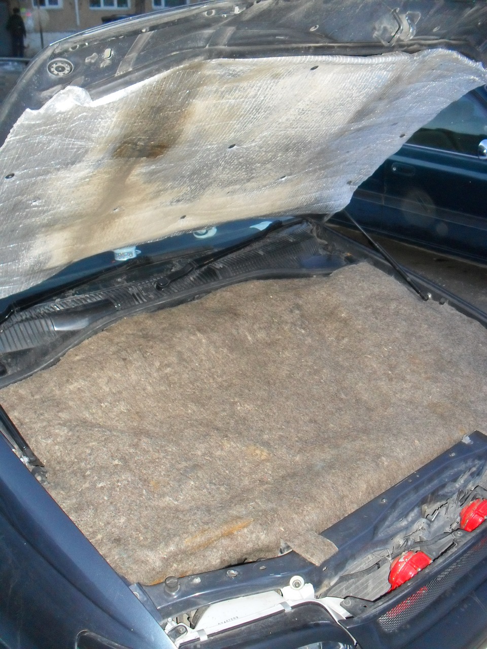 заводской утеплитель капота ваз 2115. утеплитель радиатора тойота калдина. теплоизоляция калина 1 универсал. горит ли войлок под капотом. войлок автомобильный под капотом.