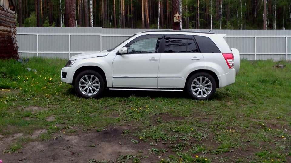 Suzuki Grand Vitara белая