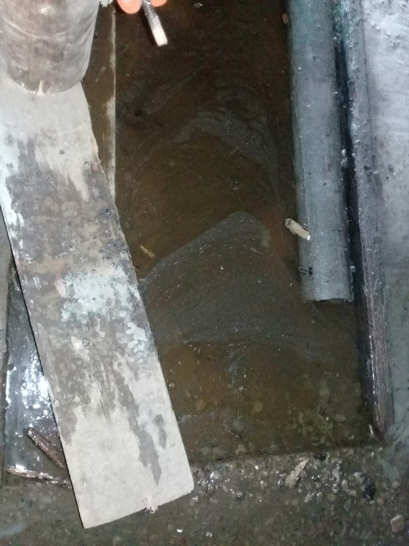 Топит гараж что делать. Затопленный подвал в частном доме. Затопило погреб. Потоп в гараже. Яма с погребом в гараже.