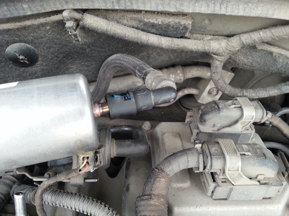 ее в фильтр. второй конец со шлангом одеваем на рампу — Opel Astra H