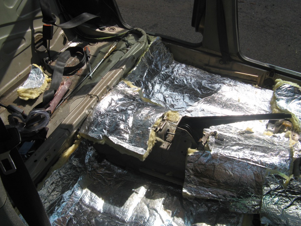 Антикоррозийная обработка днища внутри салона — Audi 80 (B3), 1,8 л ...