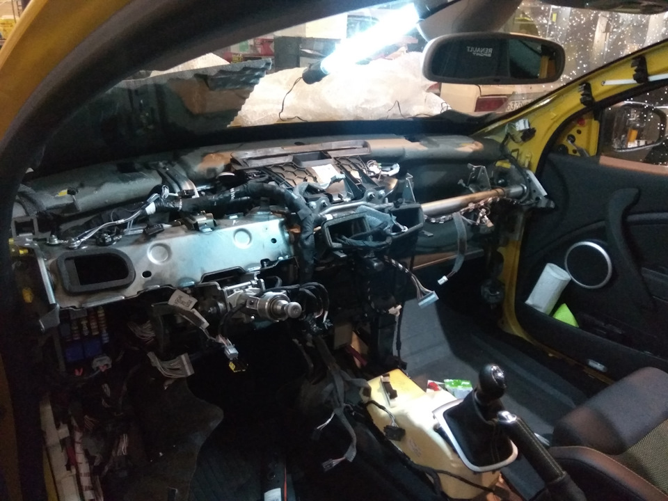 Вид на салон без торпедо, готовность номер один к замене косы. — Renault Megane Sport RS