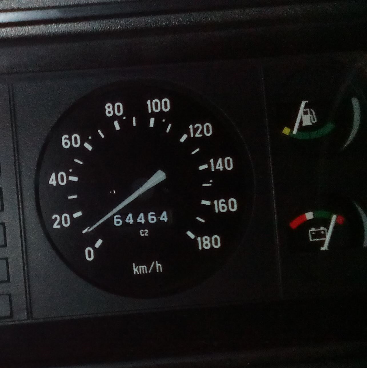 Датчик заряда акб 2107. Скачет зарядка ваз 2106. Мультиметр в ваз 2107. Напряжение на ваз 2107 инжектор. Волт метр в приборку ваз 2107.