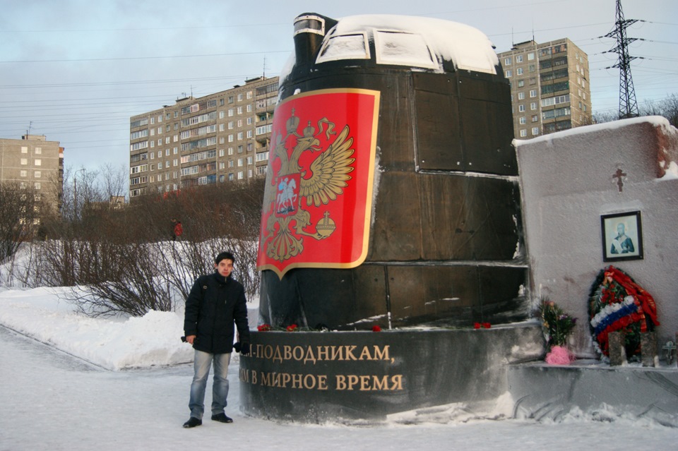 Морякам погибшим в мирное время. Точное время Мурманск. Мурманск сколько времени сейчас там.