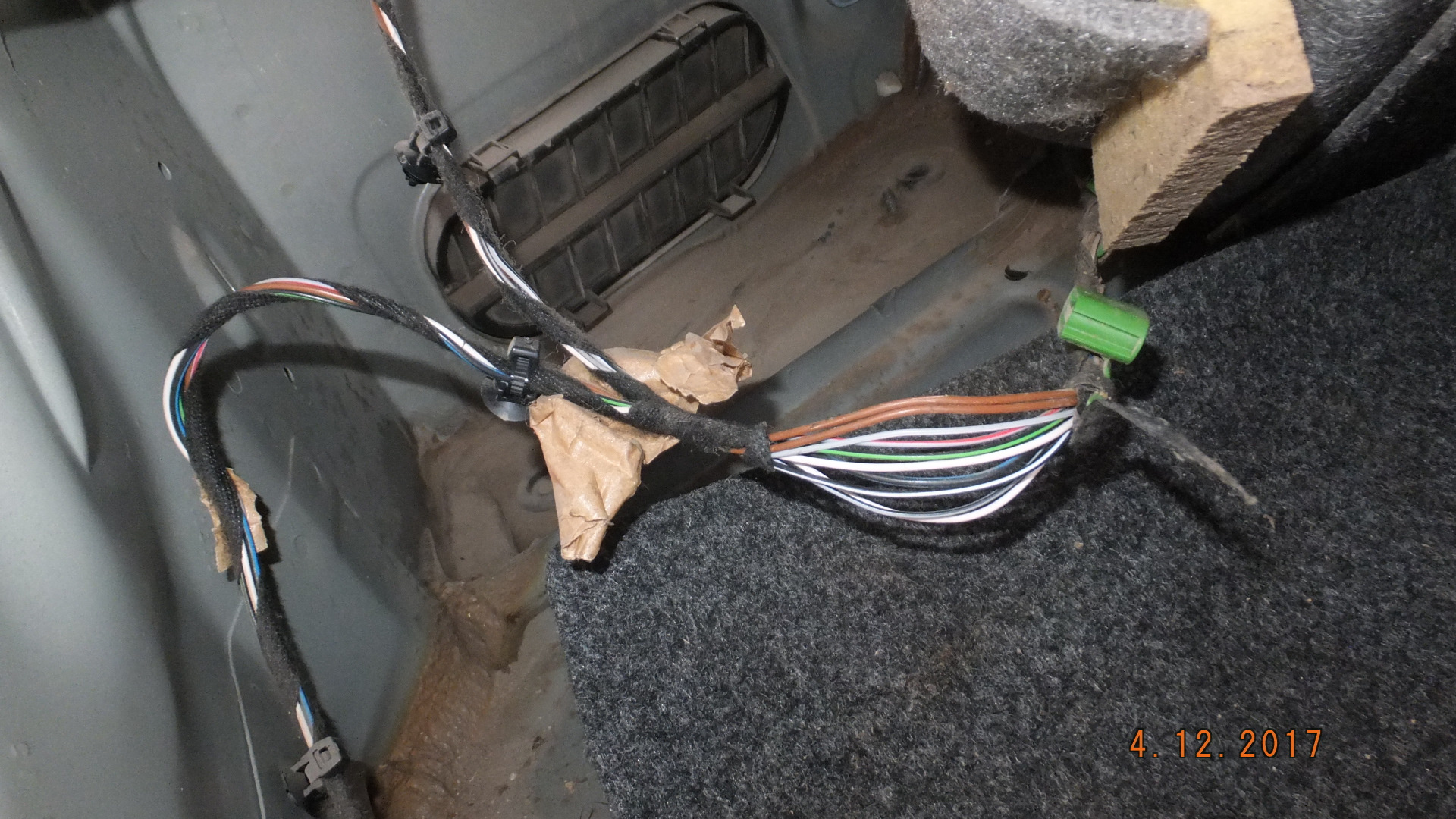 Mitsubishi outlander 3 провод камеры. Провод от задней до. Провода задних фонарей ваз 2112. Разъем задней двери опель вектра б. Провода на задние динамики соболь 4х4.