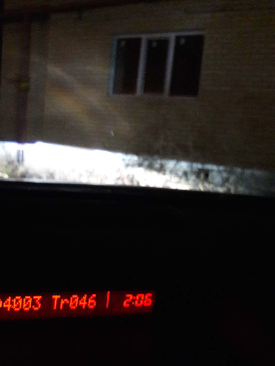 около дома, на стене видно четкую линию стг и саму освещенность — Mazda 6 (2G) GH