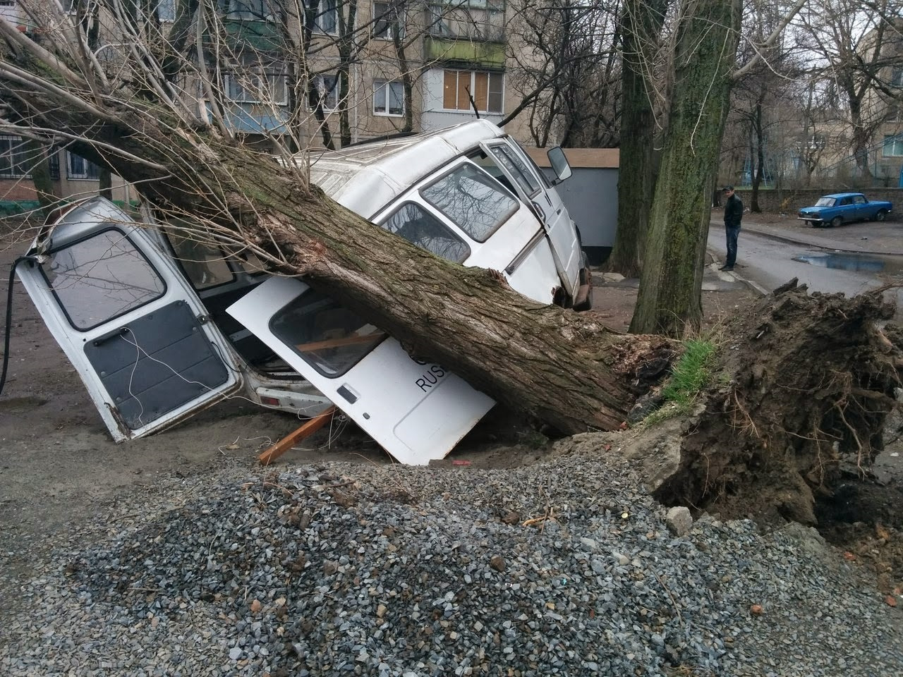 Ветер в ростове. Ураган в Москве сейчас 2017. Последствия урагана в России. Сильный ураган в Москве. Ураганный ветер в Ростове.