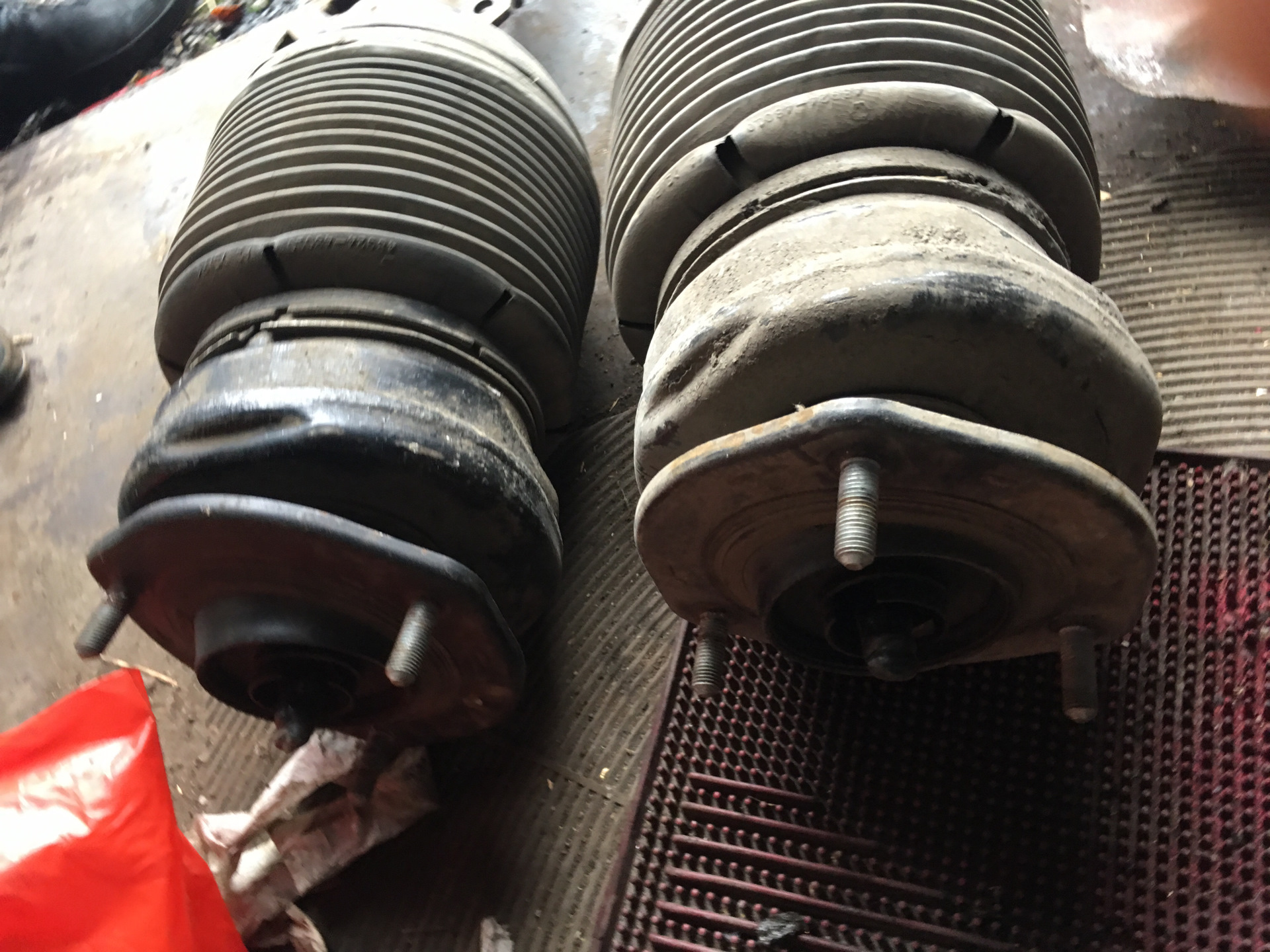 Опора пневматическая. Пневмобаллон мерседес w220. Пневмостойка лексус рх 350. Пневмостойка лексус рх 350. Опора амортизатора lexus rx350.