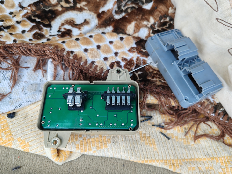 снимаем заднюю крышку, открутив 4 саморезика — Audi A6 Avant (C5)