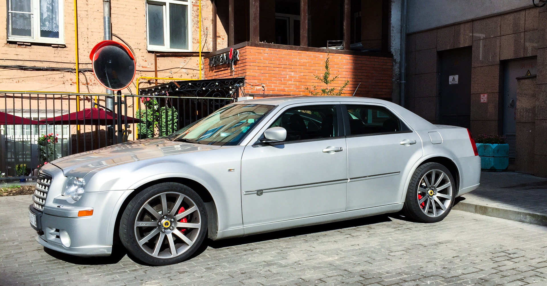 Диск 300. Chrysler 300c r20. Chrysler 300c 6.1 srt8. Крайслер 300с LX. Chrysler 300c srt8 2010.