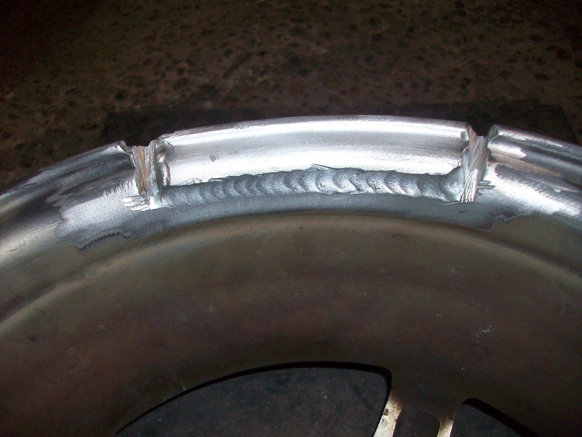 защита кромки колесной арки стеклотканью. кромки алюминиевого диска. кромка колеса. защита кромок арок ceed. изношенная кромка диска.