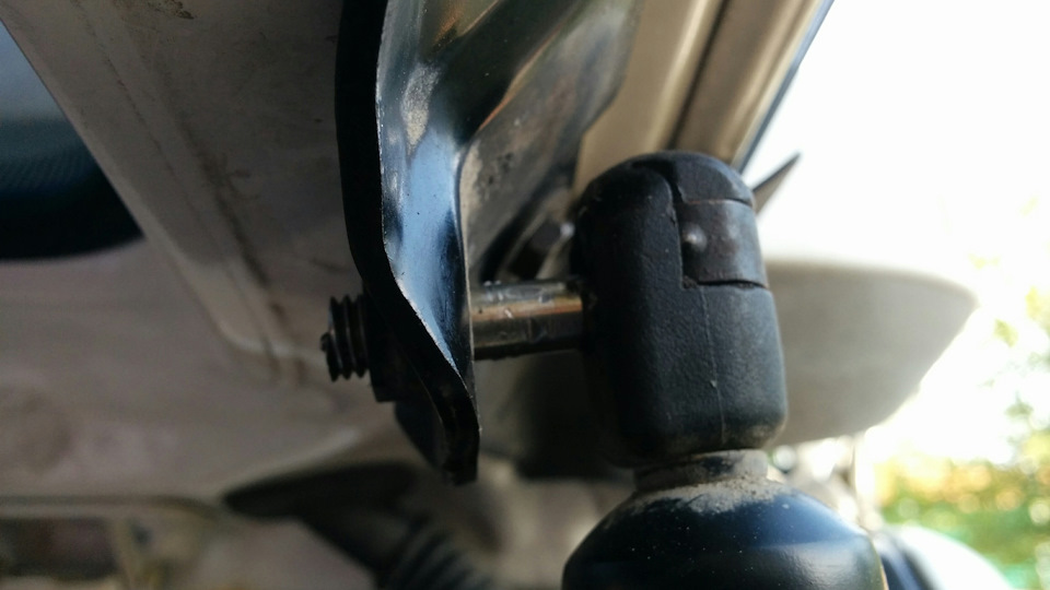 Шарнир газлифта (отвалился шарик крепления) — Honda S-MX, 2 л, 1999 ...