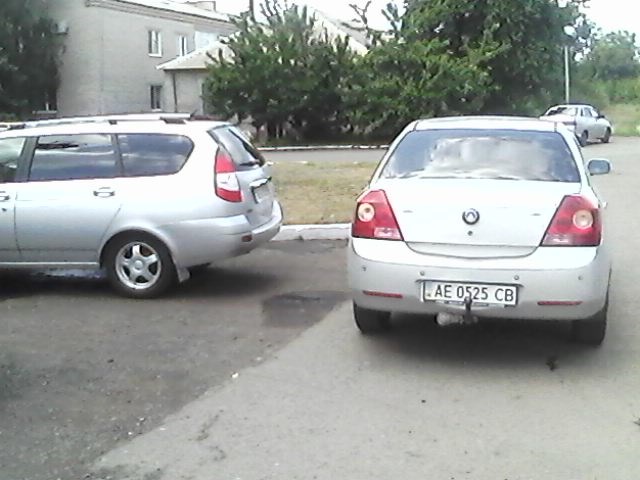Чмошная парковка. — Lada Приора универсал, 1,6 л, 2011 года ...