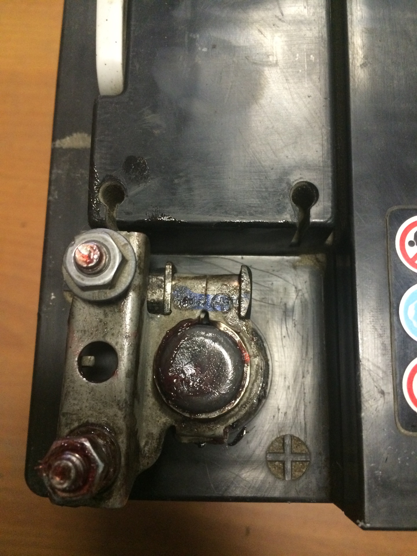 Чистка клемм аккумулятора — Renault Laguna Coupe, 2 л, 2009 года ...