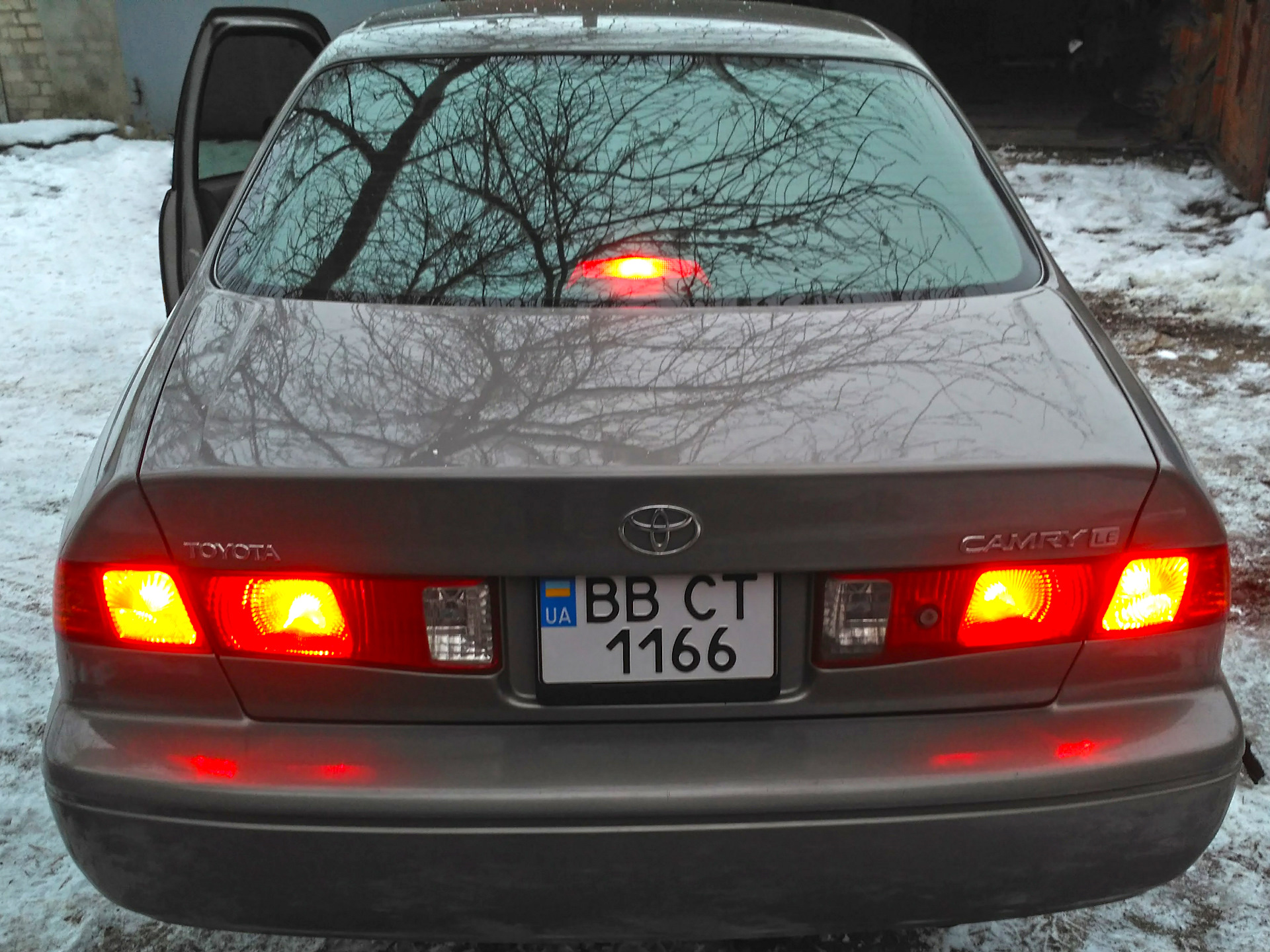 Правильный номер наконец на законном месте — Toyota Camry (XV20), 2,2 л ...